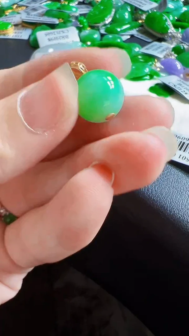 颈饰18K金镶嵌翡翠珠子