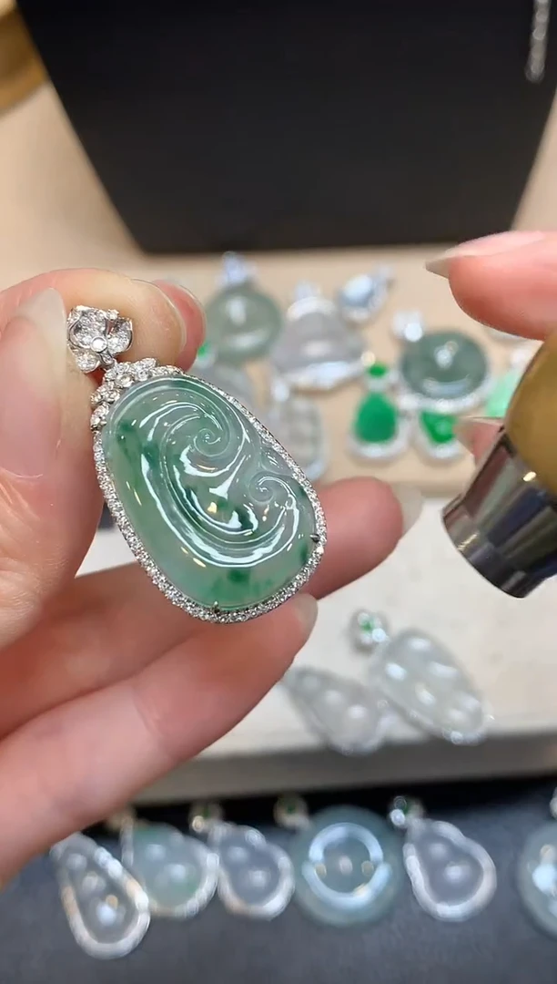 颈饰18K金镶嵌翡翠如意【无服务费