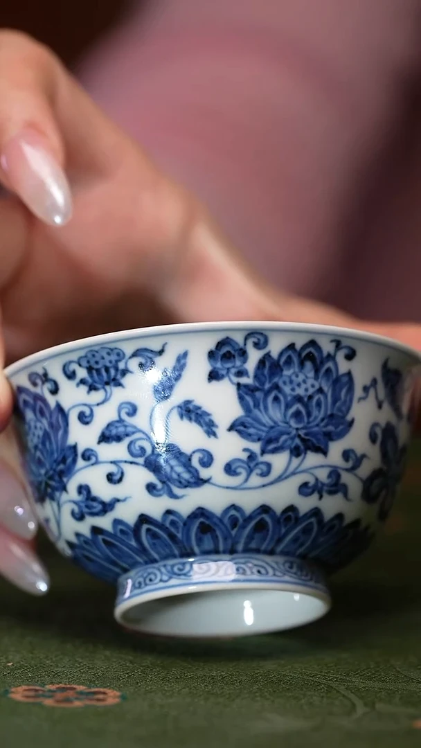 古官慕明青花缠枝花卉杯