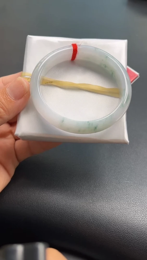 未镶嵌手镯（贵妃镯）翡翠多人
