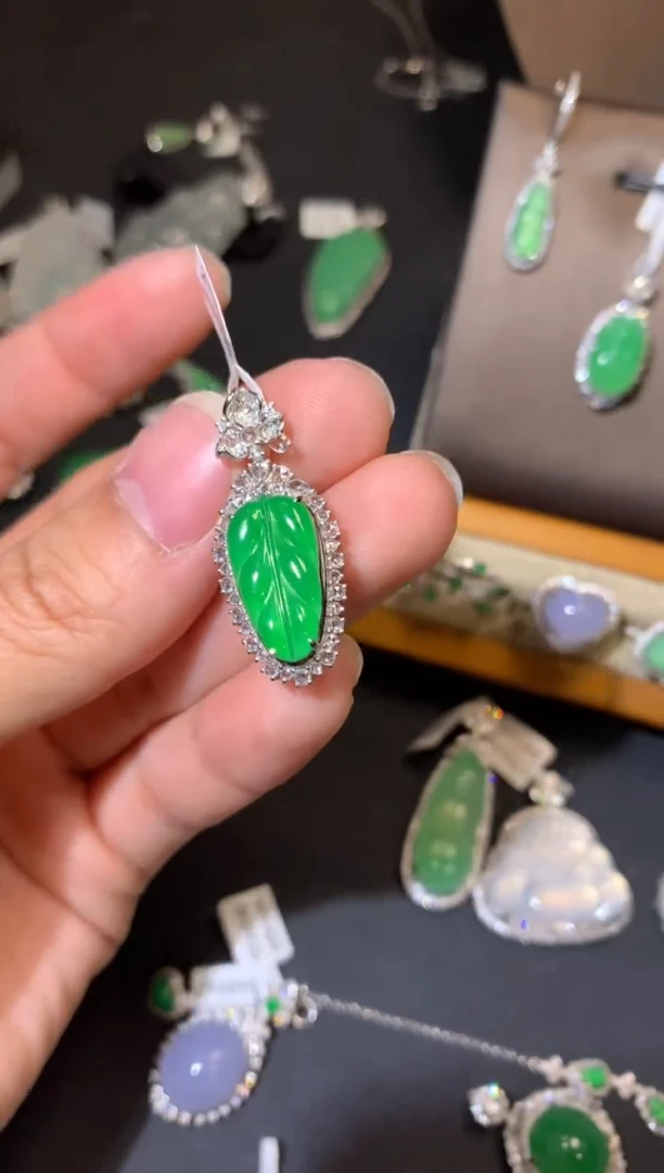 【闪购商品】翡翠吊坠(不含链)18K金镶嵌吊坠