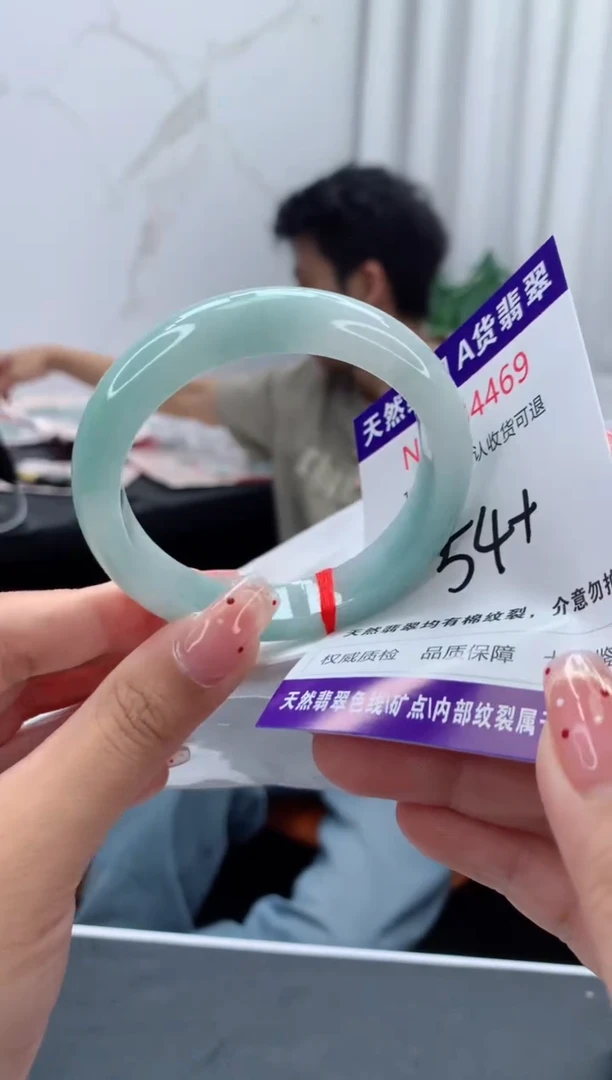未镶嵌手镯翡翠有纹，完美者勿拍