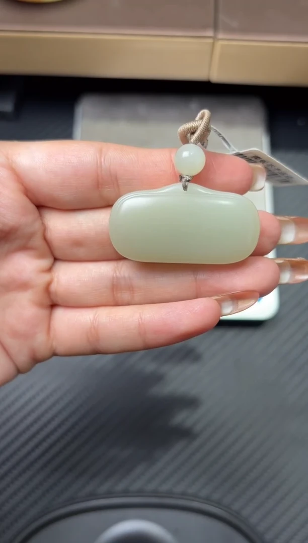 吊坠(赠链)未镶嵌和田玉且末微色差迪克兰一细吊坠