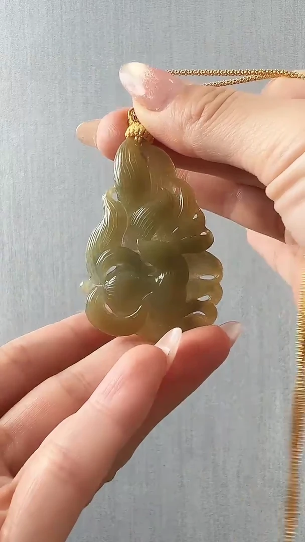 颈饰未镶嵌翡翠九尾狐
