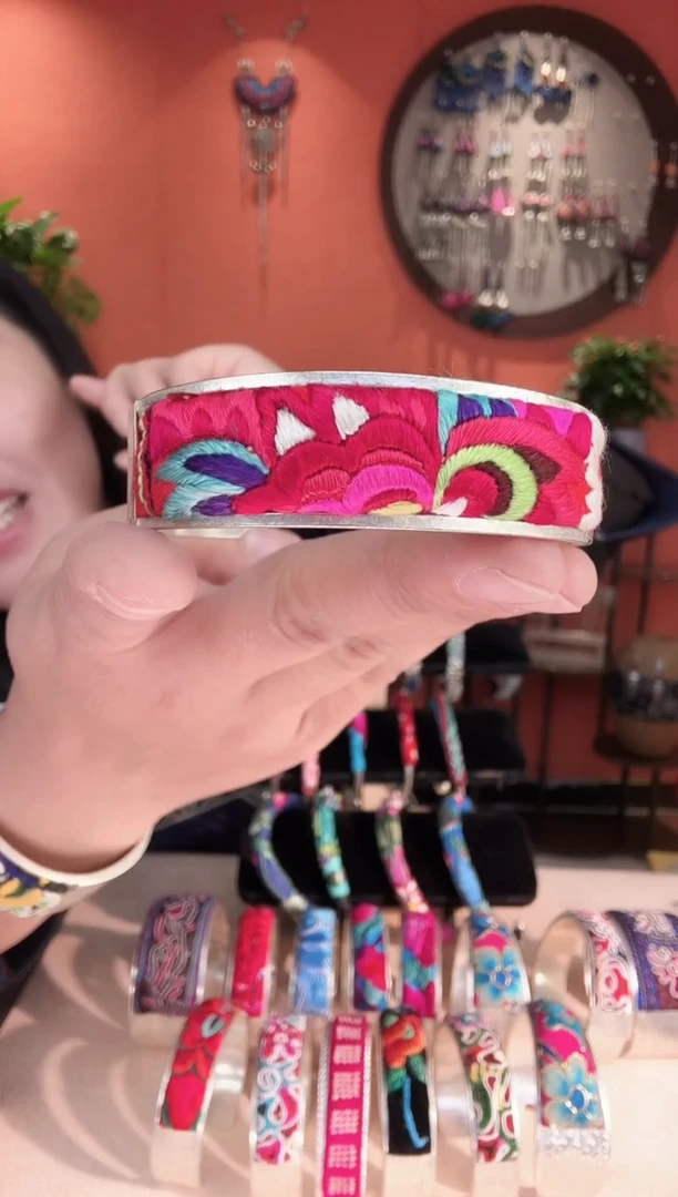 织绣长红绣艺手工苗银苗绣首饰40