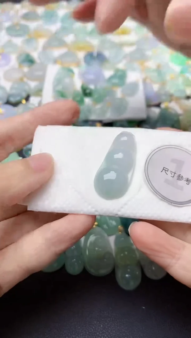 翡翠未镶嵌颈饰天然缅甸A货翡翠