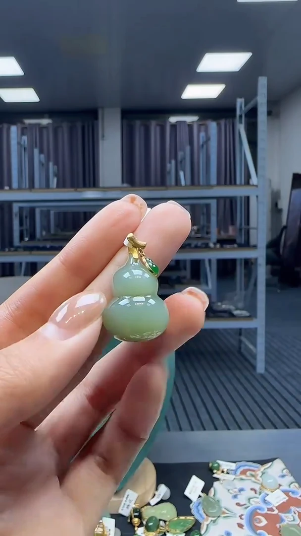 18K金镶嵌和田玉挂件1