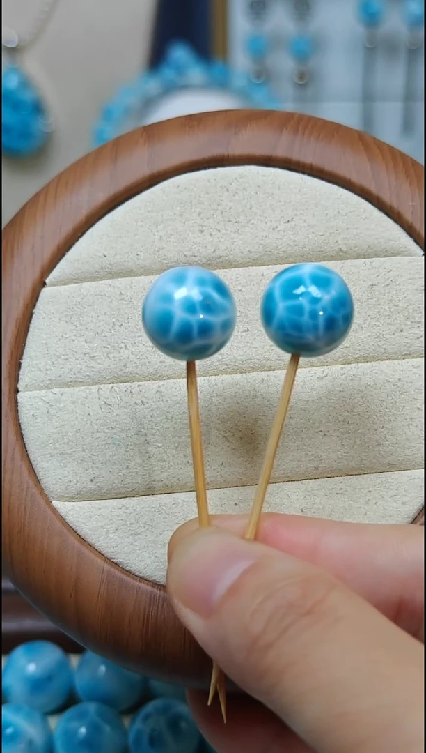 针钠钙石（海纹石）未镶嵌珠宝半成品?**白多样性发其一