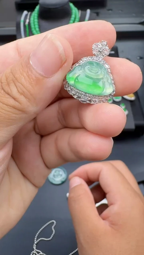 翡翠18K金镶嵌吊坠(不含链)多人