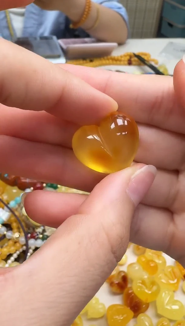 未镶嵌琥珀裸石如图