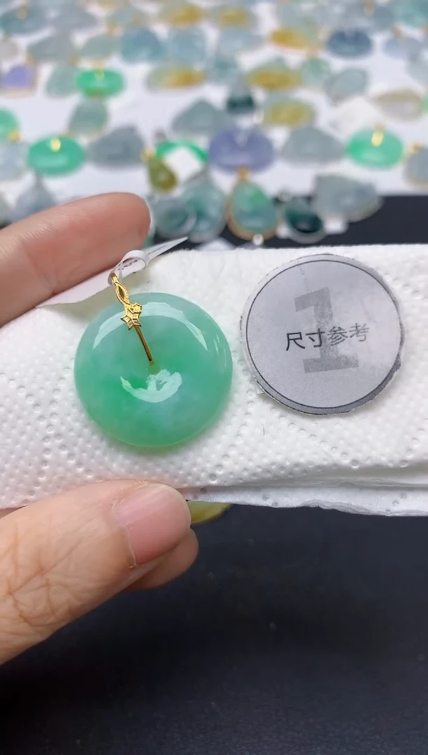 翡翠18K金镶嵌颈饰天然缅甸A货翡翠