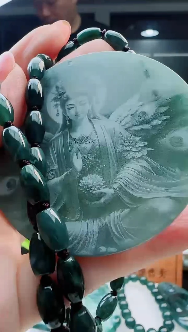 翡翠未镶嵌颈饰多样性发货其中一件