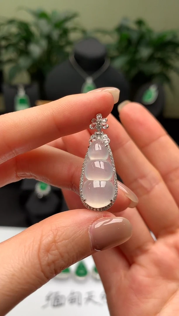 【闪购商品】翡翠颈饰18K金镶嵌冰福豆