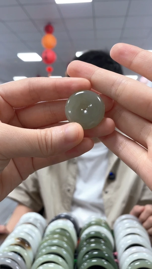 和田玉未镶嵌颈饰平安扣吊坠一件