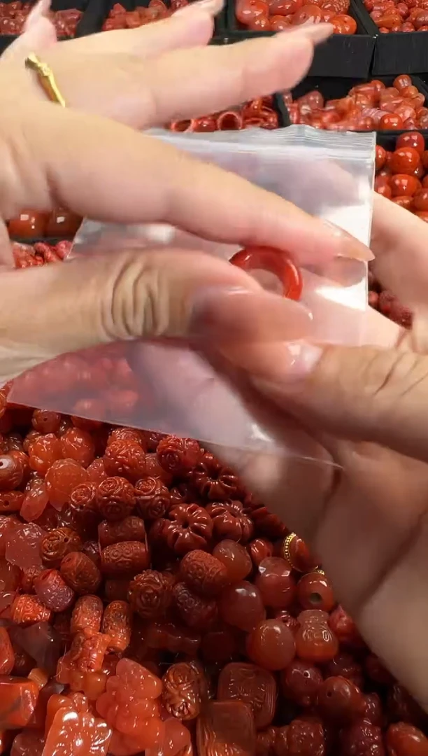 南红玛瑙未镶嵌颈饰1