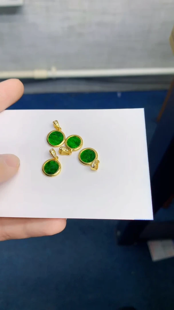 翡翠未镶嵌颈饰多样性发其一