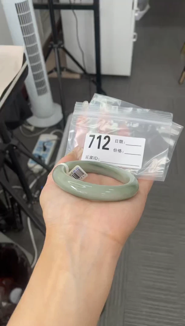 石英质玉（天山翠）手镯未镶嵌712