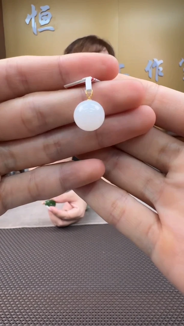 和田玉18K金镶嵌颈饰挂件