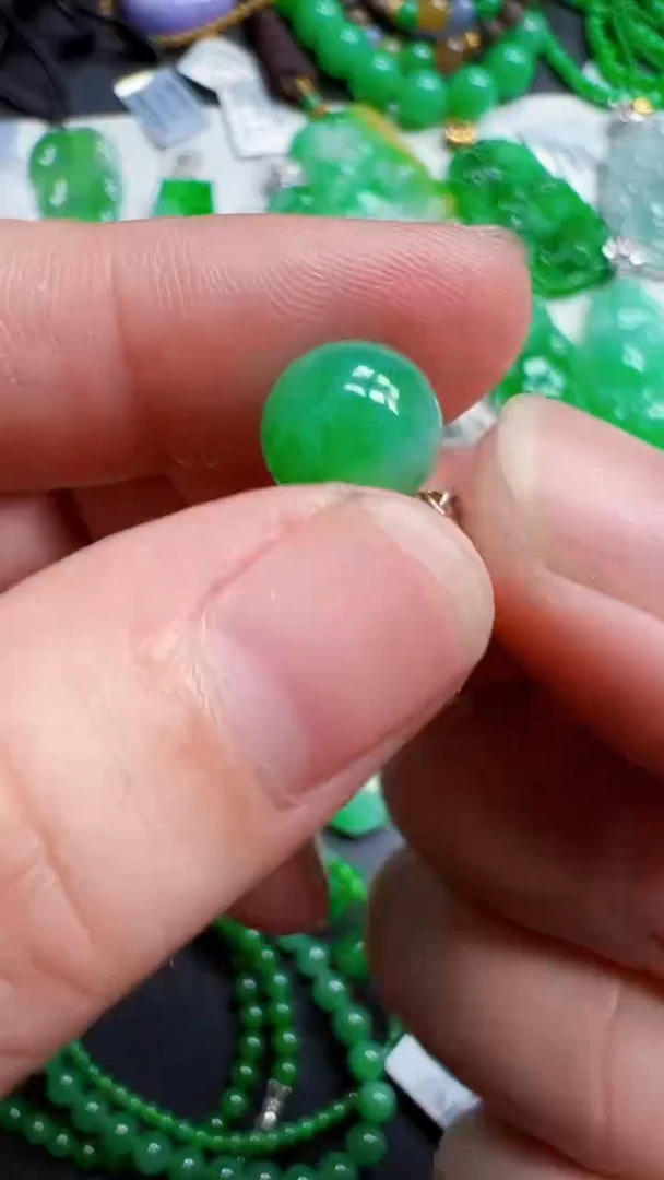 颈饰18K金镶嵌翡翠珠子