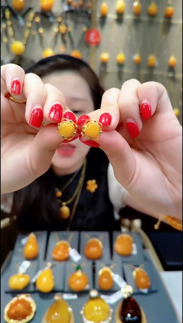 【闪购商品】蜜蜡耳饰银S925镀金镶嵌A045蜜蜡耳坠