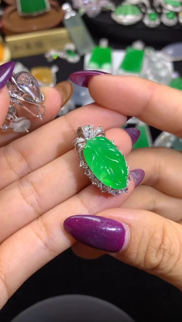 颈饰18K金镶嵌翡翠翡翠叶子（双十一特价）