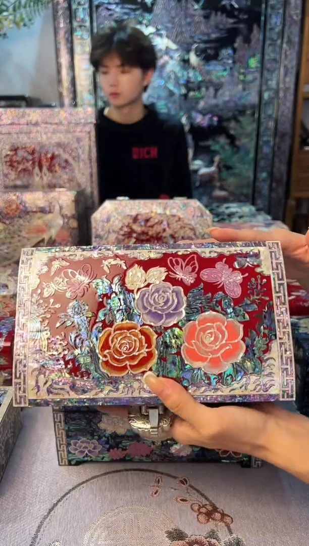 红色满贝底·弘贝雅螺钿漆器文化馆