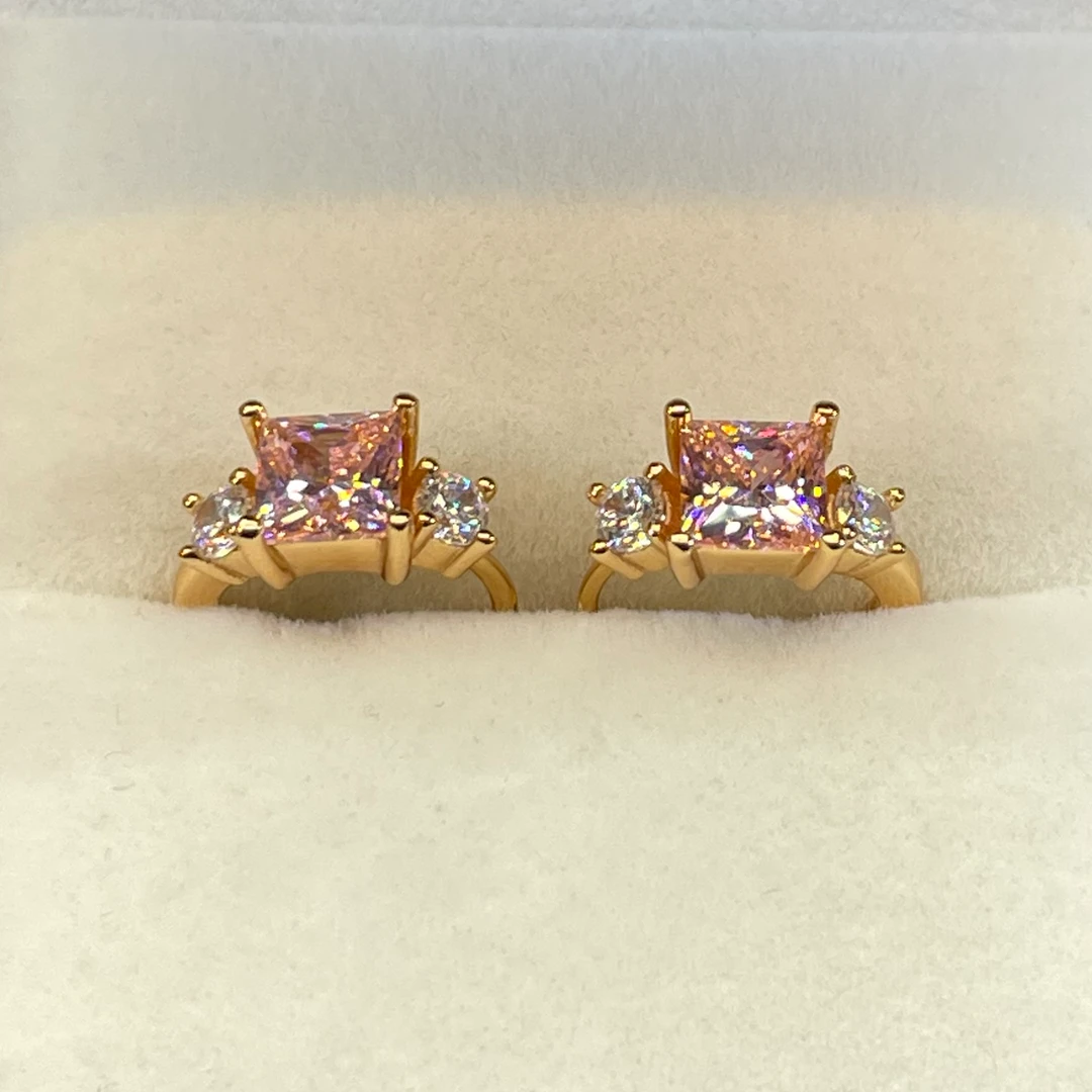 【Vivia】甄选 K枚粉公主方耳扣1.0CT