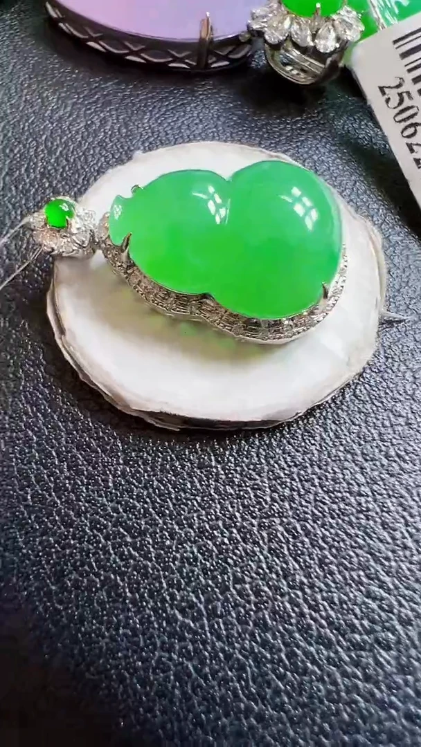 颈饰18K金镶嵌翡翠葫芦