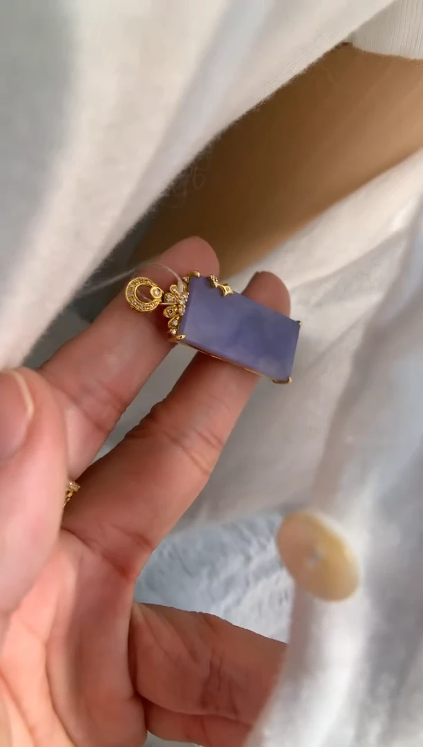 颈饰18K金镶嵌翡翠无事牌