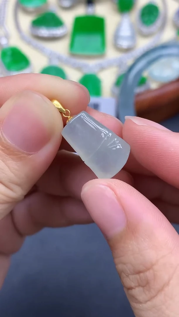 颈饰18K金镶嵌翡翠17-中国好珍宝