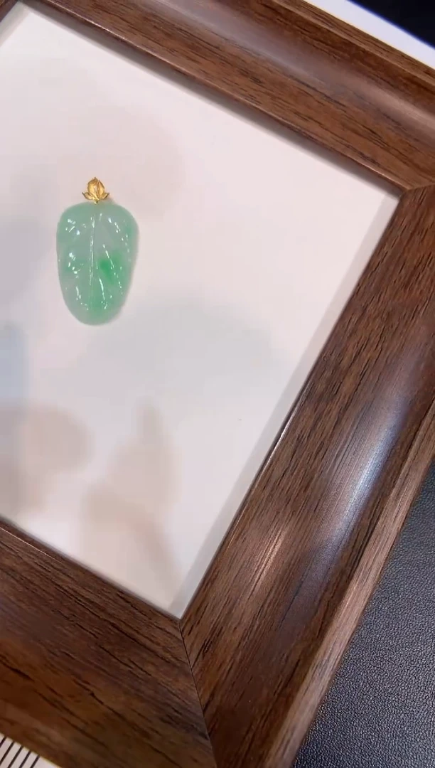 颈饰18K金镶嵌翡翠叶子