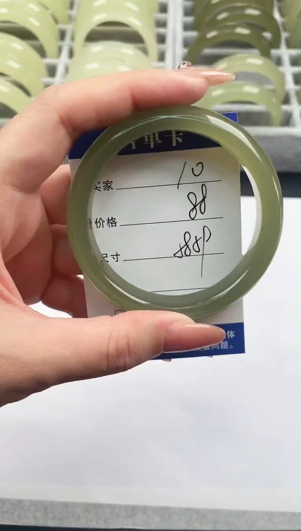 未镶嵌手镯石英质玉湖水绿