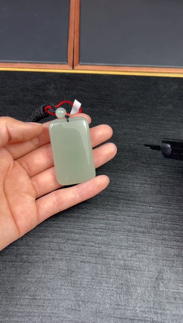 【闪购商品】和田玉吊坠(赠链)未镶嵌且末微色差近矿