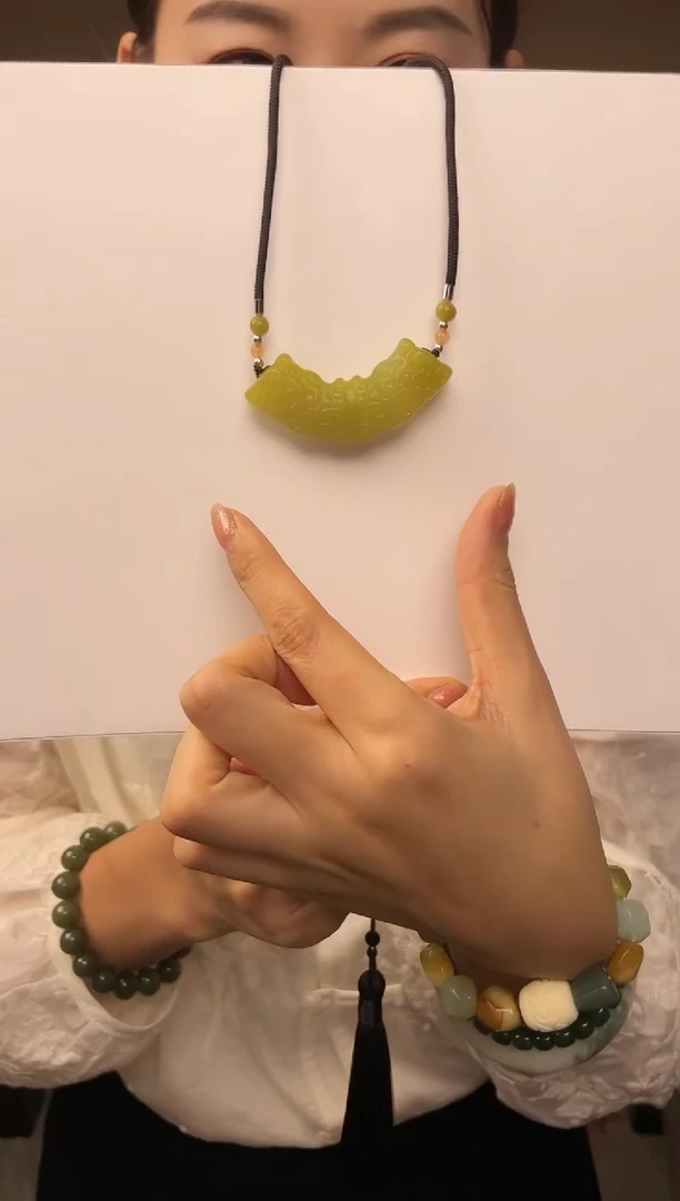 未镶嵌岫玉颈饰1