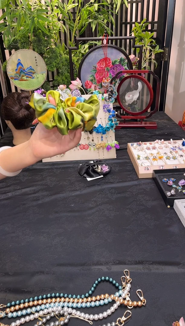 织绣姹**红非遗苏绣手工饰品非遗苏绣手工饰品