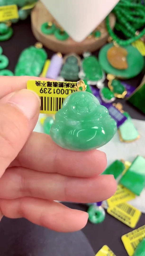 颈饰18K金镶嵌翡翠挂件