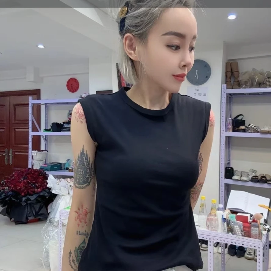 潮流款黑色净版小坎短袖