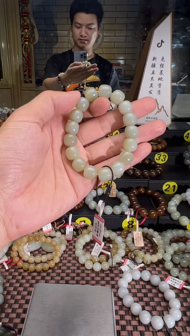 手串未镶嵌和田玉且末料青白玉老型手串卡11*12