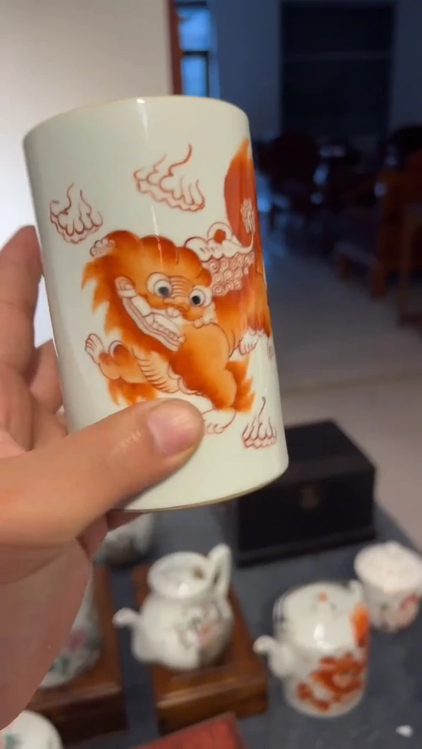 摆件瓷摆件瓷摆件狮子圆笔筒