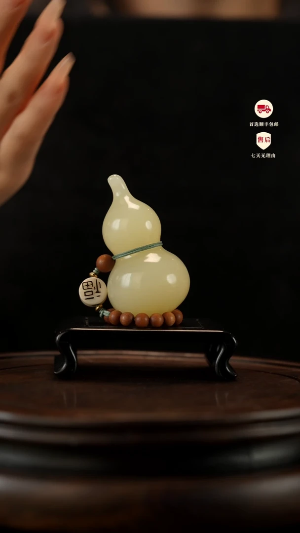 云南石竹叶青雕刻：手捻福禄手把件摆件