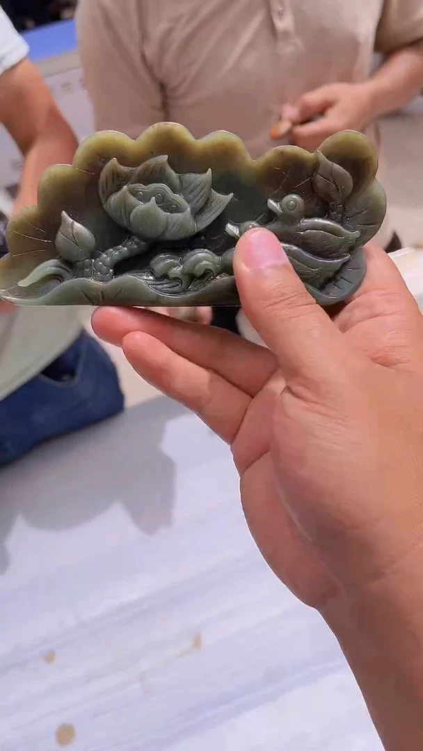 和田玉（糖玉）未镶嵌摆件多**人和田玉摆件