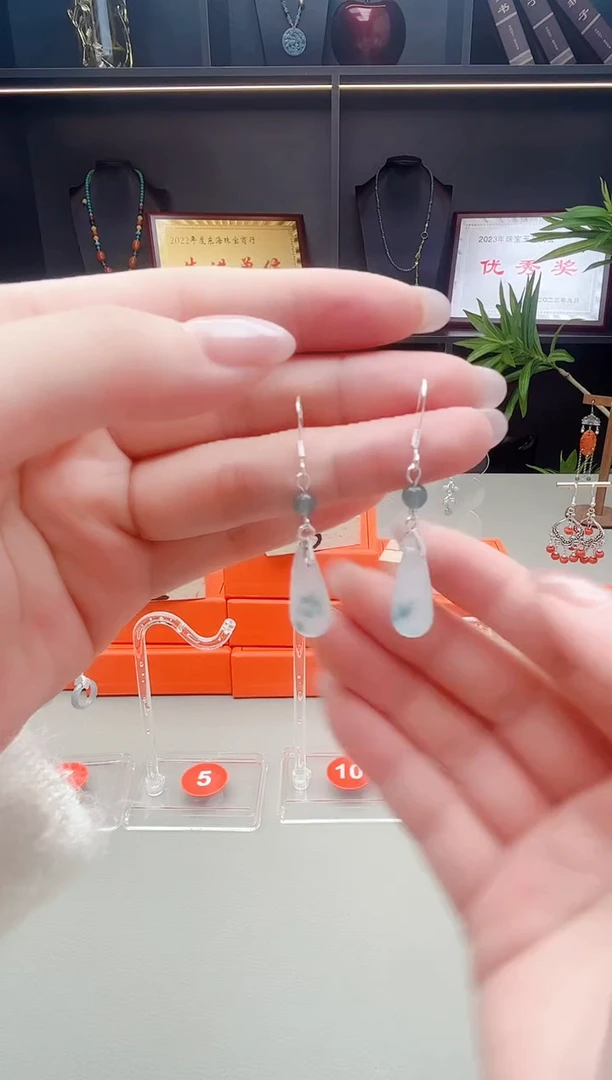 未镶嵌石英质玉（天山翠）耳钉000000