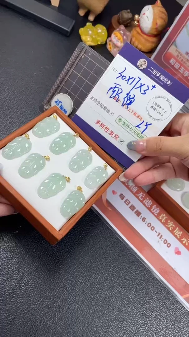 18K金镶嵌挂件翡翠冰甜绿叶子多样性发其一CP18配绳