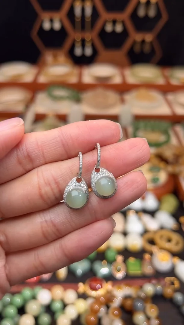 18K金镶嵌和田玉耳饰福利