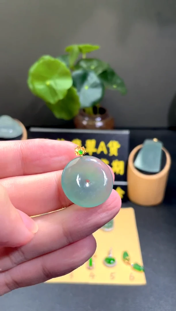 颈饰18K金镶嵌翡翠翡翠A货