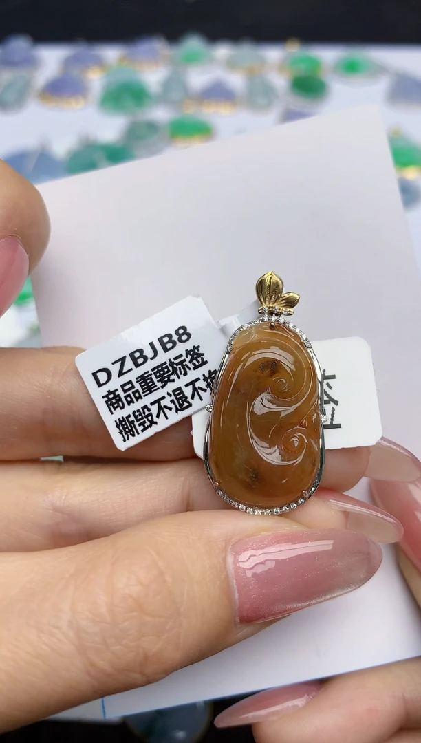 【闪购商品】翡翠挂件18K金镶嵌天然翡翠A货