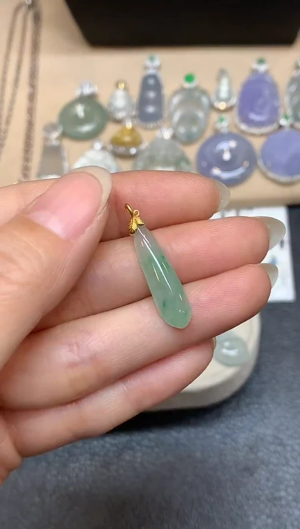 颈饰18K金镶嵌翡翠福瓜【无服务费