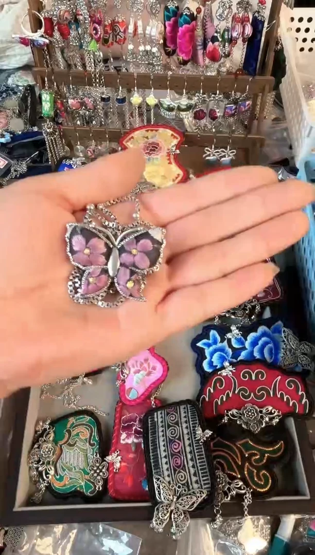 彩云南阁非遗老绣饰品576*