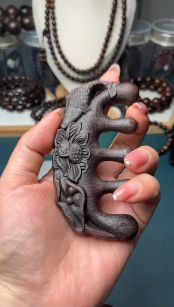 【闪购商品】沉香木手把件紫奇楠梳子