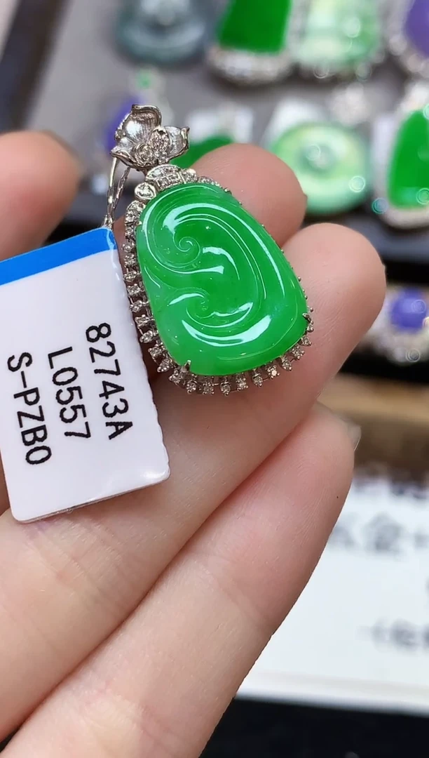 吊坠(不含链)18K金镶嵌翡翠多样性发其一